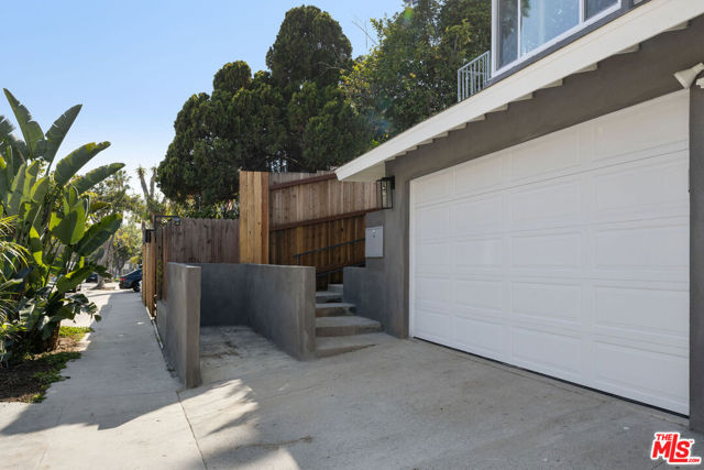 7127 Ramsgate Avenue, Los Angeles CA: https://media.crmls.org/mediaz/79dfd6a0-2c2a-4d98-9f74-7323a504d9f0.jpg