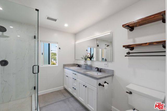 584 W 10th Street, San Pedro CA: https://media.crmls.org/mediaz/79e01206-6494-4392-81fb-dbebebb002b3.jpg