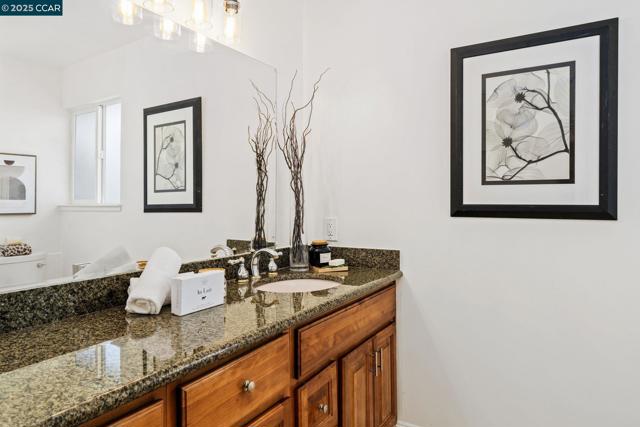 1950 Emerald St, Concord CA: https://media.crmls.org/mediaz/79e06cba-15a0-4d53-a06a-abc7c26520d0.jpg