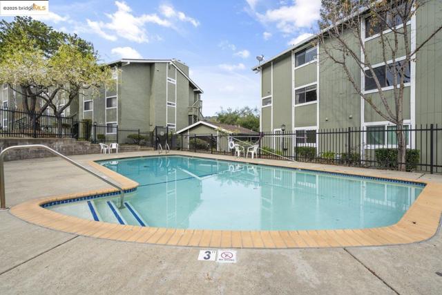 8711 Mountain Blvd, Oakland CA: https://media.crmls.org/mediaz/79e14656-4901-48b2-b739-6bf65cdb3652.jpg