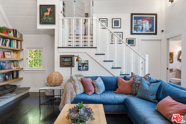 233 S Saltair Avenue, Los Angeles CA: https://media.crmls.org/mediaz/79e195ef-f3a0-4701-aaad-fcace383d499.jpg