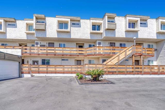 1502 Seacoast Drive, Imperial Beach CA: https://media.crmls.org/mediaz/79e29bc2-fb0e-4707-b985-b0e4dce1ef3d.jpg