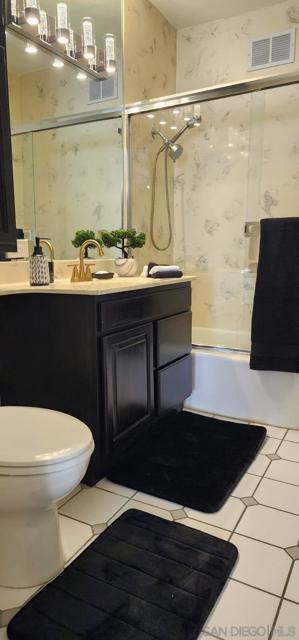 220 Coast Blvd, La Jolla CA: https://media.crmls.org/mediaz/79e2c12a-82f4-49ea-af40-9829233d7701.jpg