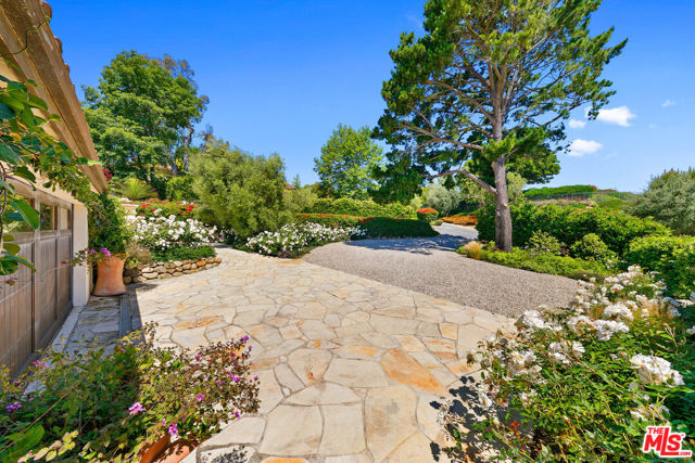 27450 Calicut Road, Malibu CA: https://media.crmls.org/mediaz/79e2ecc9-ec80-4a02-a002-0d200b1d1e73.jpg