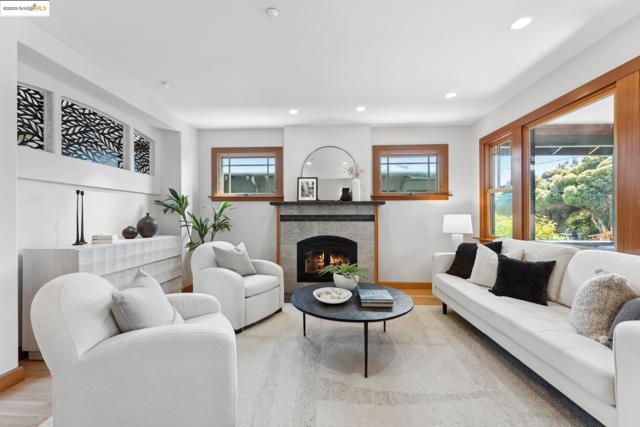 817 Curtis St, Albany CA: https://media.crmls.org/mediaz/79e390a7-c9d8-4777-80c1-c3a2a080f7a4.jpg