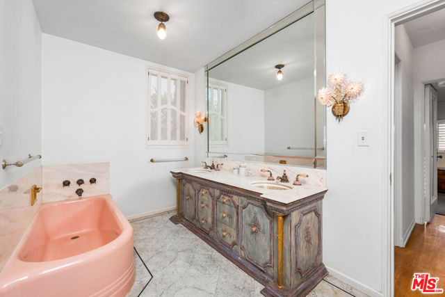 191 S Hudson Avenue, Los Angeles CA: https://media.crmls.org/mediaz/79e3d290-2a4e-4f12-bcaa-0974908fa09d.jpg