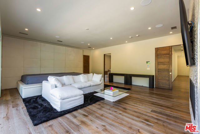 4607 Vanalden Avenue, Tarzana CA: https://media.crmls.org/mediaz/79e3e53c-2fb2-41a7-811b-a15c9034a5f4.jpg