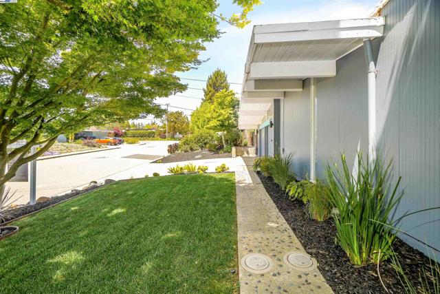 5893 Highwood Rd, Castro Valley CA: https://media.crmls.org/mediaz/79e4044d-906e-4842-968e-cdd12ccd872e.jpg