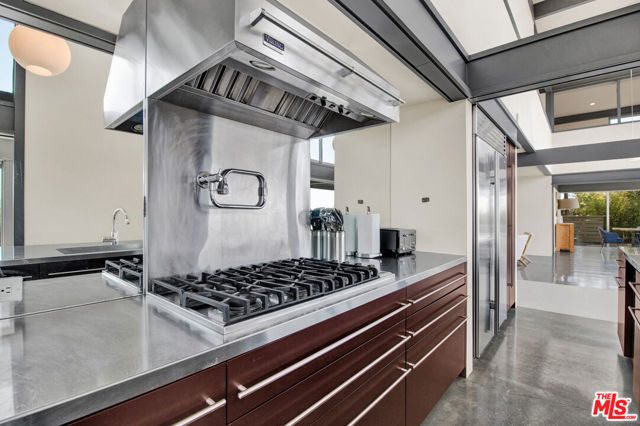 9892 BEVERLY GROVE Drive, Beverly Hills CA: https://media.crmls.org/mediaz/79e4ed23-3750-438f-b265-31c6a0dbd748.jpg