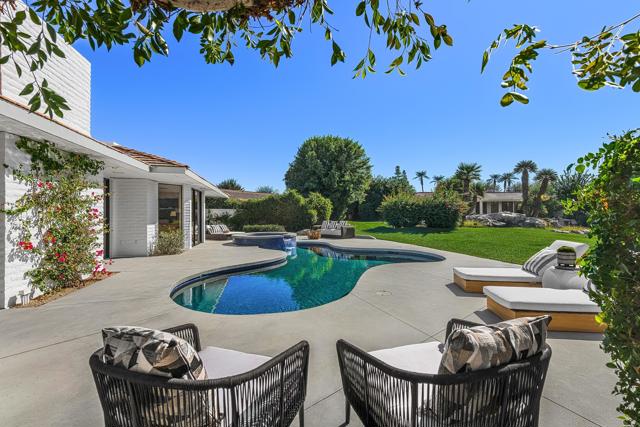 11 Sussex Court, Rancho Mirage CA: https://media.crmls.org/mediaz/79e4f86f-a2e7-4c0f-8b13-b2683c6ffc47.jpg