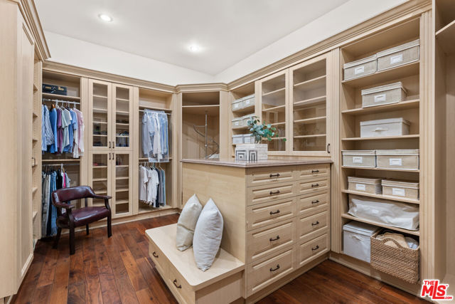 13845 Magnolia Boulevard, Sherman Oaks CA: https://media.crmls.org/mediaz/79e6196a-a829-45d4-af7d-6cd5abb4a50a.jpg