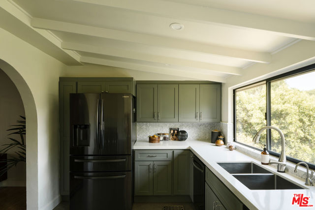 11764 Laurelcrest Drive, Studio City CA: https://media.crmls.org/mediaz/79e7656e-8206-48d3-93a3-15b8a733a25b.jpg