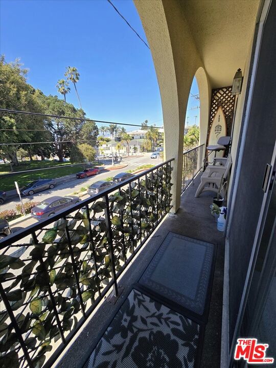 2311 4th Street, Santa Monica CA: https://media.crmls.org/mediaz/79e8877d-21ea-4e54-9d5f-14aedcdef9d5.jpg