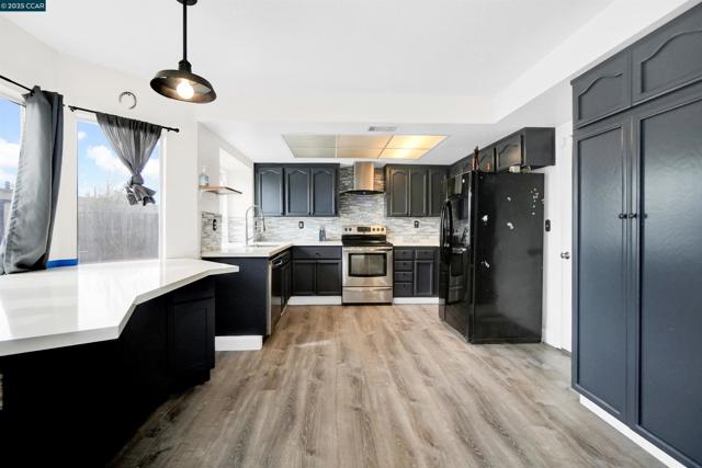 1974 Paradise Valley Ct, Tracy CA: https://media.crmls.org/mediaz/79e8d7bb-db61-4973-84ba-3f70e46fe407.jpg