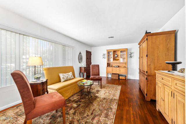 331 N Avon Street, Burbank CA: https://media.crmls.org/mediaz/79e9816d-5388-480d-8941-5054fc99d65a.jpg