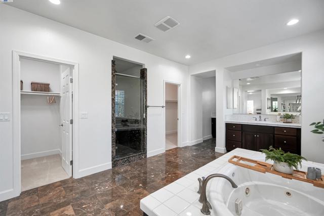 671 W Questa Trl, Mountain House CA: https://media.crmls.org/mediaz/79eab245-8ee6-49a2-9287-8ca8d07cf658.jpg