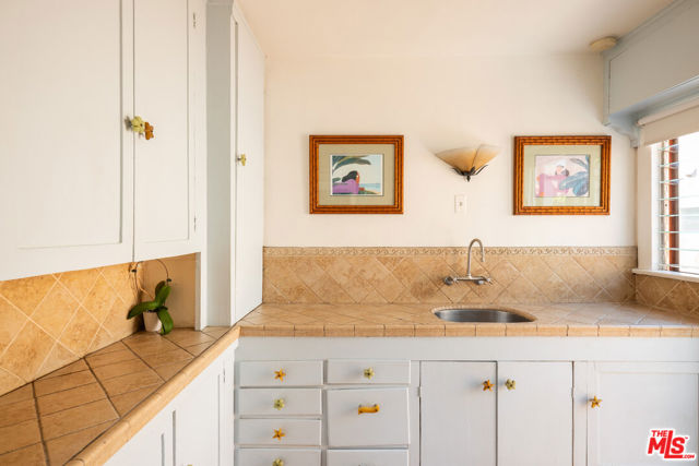 8921 Rosewood Avenue, West Hollywood CA: https://media.crmls.org/mediaz/79ead458-3470-40c0-943f-bf539201540a.jpg