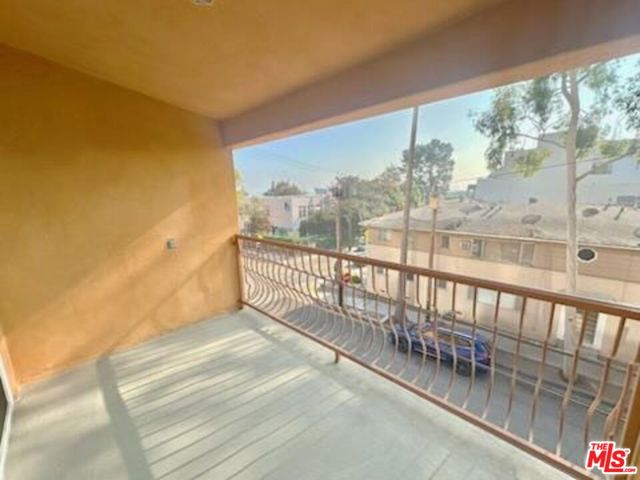 1001 Hammond Street, West Hollywood CA: https://media.crmls.org/mediaz/79eadbd6-9d72-4315-b5e4-29a6351a3dab.jpg