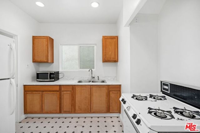 827 Lucile Avenue, Los Angeles CA: https://media.crmls.org/mediaz/79eb6222-590b-4b98-b666-6813014f6bd5.jpg