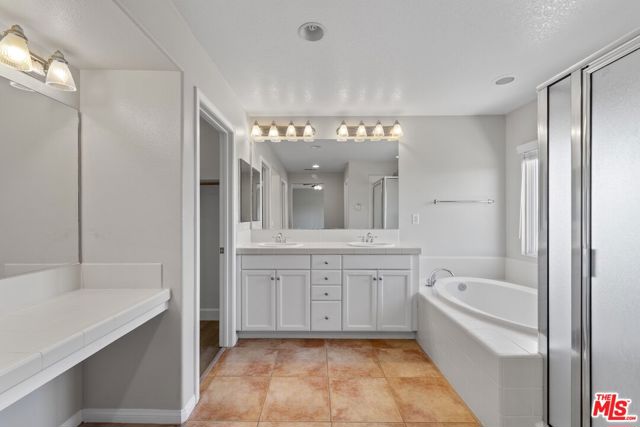 19723 Ellis Henry Court, Santa Clarita CA: https://media.crmls.org/mediaz/79eba221-b92b-4104-afa9-b8ef0c93f4fa.jpg