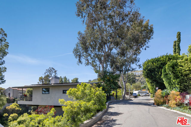 3307 Deronda Drive, Los Angeles CA: https://media.crmls.org/mediaz/79ec6927-1588-4ac3-9a86-b8db648bc5b0.jpg