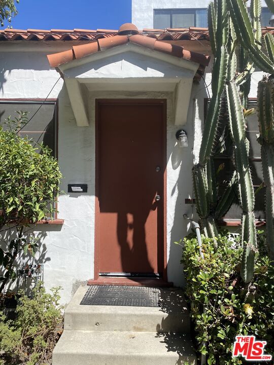11319 1/4 Iowa Avenue, Los Angeles CA: https://media.crmls.org/mediaz/79ecc36a-c9dd-4336-a66e-7e176e53da3d.jpg