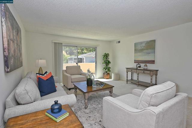 1316 Rockledge Ln, Walnut Creek CA: https://media.crmls.org/mediaz/79ed4d6e-bb98-4264-91d2-76ef061f0a55.jpg