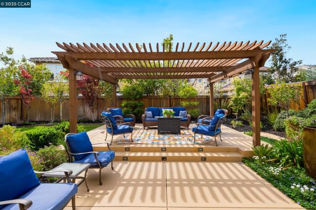 5617 Evolene St, Danville CA: https://media.crmls.org/mediaz/79edd4de-66a9-4482-8971-c012bba0adc3.jpg