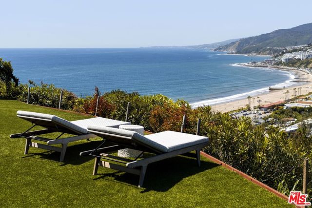 307 Mount Holyoke Avenue, Pacific Palisades CA: https://media.crmls.org/mediaz/79ee9901-2a8b-4d7e-9891-7d8441470de7.jpg