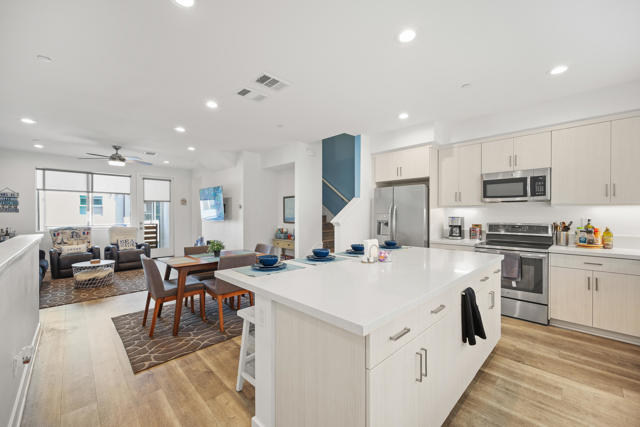 758 Seaside Street, Chula Vista CA: https://media.crmls.org/mediaz/79ee9c43-7390-423d-90ac-f7af1a31e300.jpg