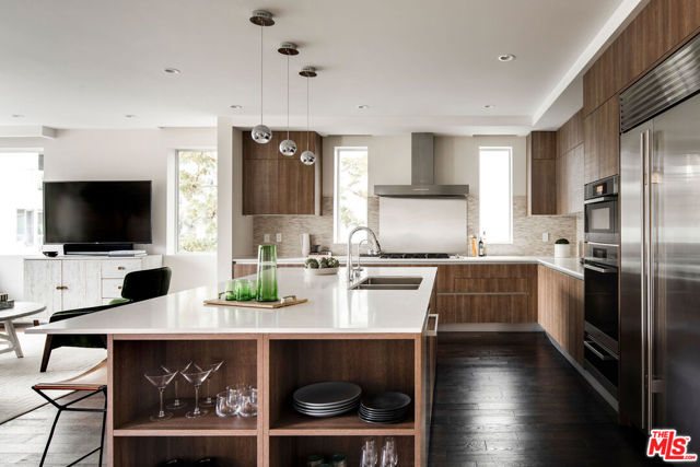 460 N Palm Drive, Beverly Hills CA: https://media.crmls.org/mediaz/79efa50e-b7f3-42a2-b874-e129e6b745cd.jpg