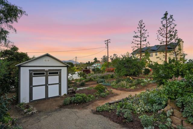 109 Scenic Dr, El Cajon CA: https://media.crmls.org/mediaz/79efc789-e87e-42ff-9c13-f429b08a73d7.jpg