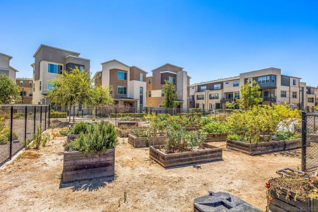 1821 Onyx Ln, Chula Vista CA: https://media.crmls.org/mediaz/79f0d609-9c8a-495f-baed-b46701e9402a.jpg