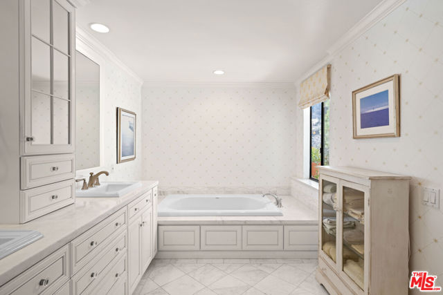 1490 Palisades Drive, Pacific Palisades CA: https://media.crmls.org/mediaz/79f18b36-1b2f-4420-bce3-7aa7fbd1c8fe.jpg