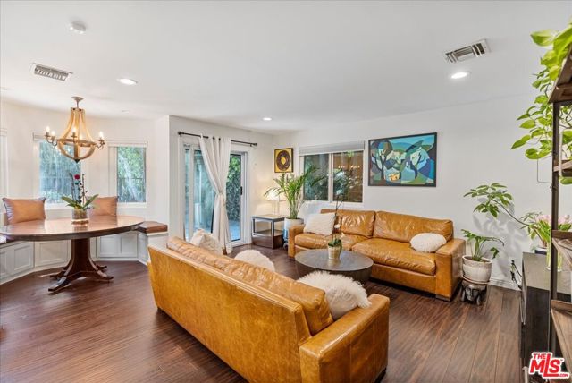 12834 Landale Street, Studio City CA: https://media.crmls.org/mediaz/79f58d85-600d-466a-b720-779f2407ad10.jpg