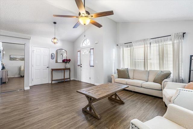 Detail Gallery Image 3 of 21 For 15935 Spring Oaks Rd #168,  El Cajon,  CA 92021 - 3 Beds | 2 Baths