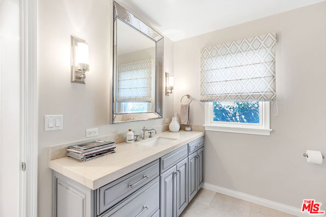 328 El Camino Drive, Beverly Hills CA: https://media.crmls.org/mediaz/79f6cbb9-2b7f-479f-a956-6c521f0f8d5c.jpg