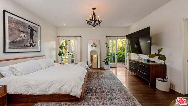 3145 La Suvida Drive, Los Angeles CA: https://media.crmls.org/mediaz/79f7107b-9da0-4415-8f39-ce64b194542a.jpg