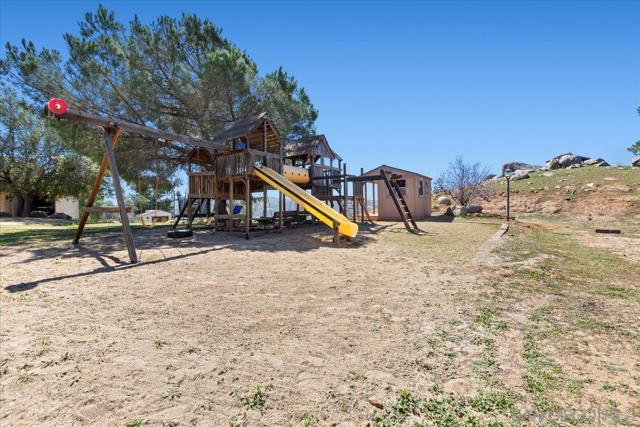 20403 Rancho Villa Rd, Ramona CA: https://media.crmls.org/mediaz/79f82806-c880-4d59-b5bf-c4b4f9a60ea2.jpg