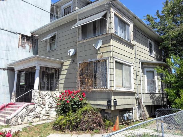3020 E 19th st, Oakland CA: https://media.crmls.org/mediaz/79f852ff-e6d4-4cc7-b9c2-666343ac713e.jpg
