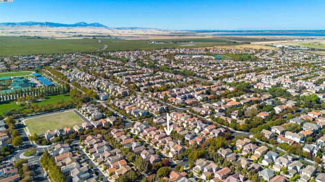 215 W Santa Cruz Way, Mountain House CA: https://media.crmls.org/mediaz/79f8df68-e053-461e-b81c-5c9b4e36d490.jpg