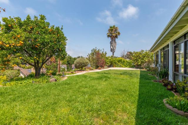 348 Avenida De Las Rosas, Encinitas CA: https://media.crmls.org/mediaz/79f92bf5-1cef-4d69-bfa9-08df4439e808.jpg