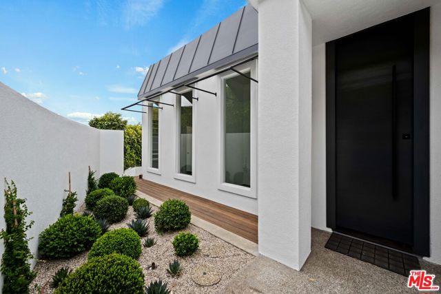 1539 Viewsite Drive, Los Angeles CA: https://media.crmls.org/mediaz/79fbc4b7-e176-4758-822d-32c9576124c3.jpg