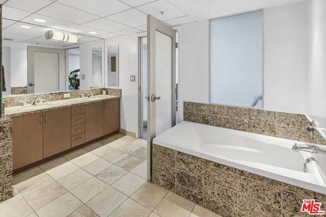 13700 Marina Pointe Drive, Marina del Rey CA: https://media.crmls.org/mediaz/79fdf0dd-5c67-4dcd-8bdf-277fbbbaeb4a.jpg