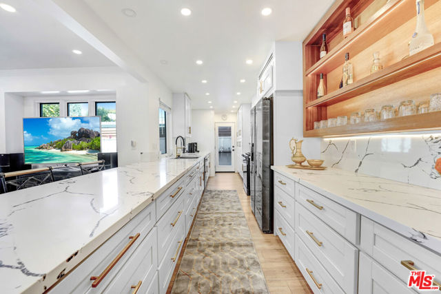 6409 Graves Avenue, Lake Balboa CA: https://media.crmls.org/mediaz/79fe41b5-9c38-4926-8569-2b99015bbf71.jpg