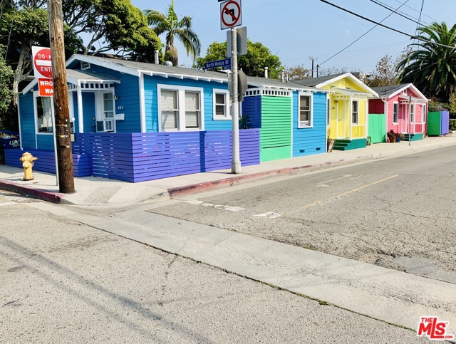402 N VENICE Boulevard Venice, California Freshly paint fantastic investment opportunity with great income 5.6 CAP. Rare heart of Venice Triplex. Ton of original Venice charm. All three beach bungalows have been updated. Two of the bungalows have private yards. Short distance to Venice canals, Venice beach, Abbot Kinney and Main Street. Sold as is.