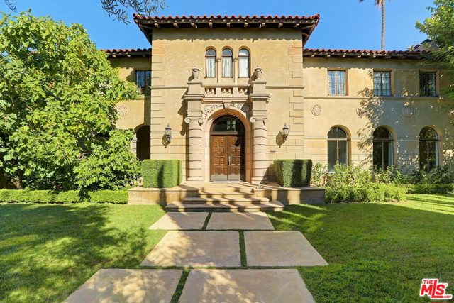 546 S Rimpau Boulevard Los Angeles, California This spectacular 1928 Italian Palazzo is one of Hancock Park's very best! Hedged and gated for privacy and security, this stunning home offers old-world character and original period details that you simply don't find today. There is a dramatic 2-story entry with a double staircase and a beamed, stenciled ceiling. Palatial public rooms offer entertaining on a grand scale. Living room with impressive Deco fireplace surround and arched windows that lead to a library with built-ins opening to loggia, patio and yard. Exquisite formal dining room with classic wood-paneled walls. Spacious eat-in gourmet kitchen/family room that opens to an entertainer's patio. Butler's pantry, large-scale breakfast room/junior dining room overlooking rear patio/yard, and 1.5 baths complete the downstairs. Upstairs features a tremendous master suite, plus 4 generous-sized guest suites adorned with gorgeous 1920s tile. Detached one-bedroom guest house with living room and kitchen.