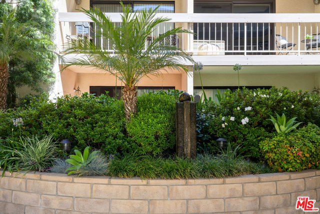 4542 Willis Avenue, Sherman Oaks CA: https://media.crmls.org/mediaz/7a008ede-cc50-468f-8344-f6a486a6702a.jpg
