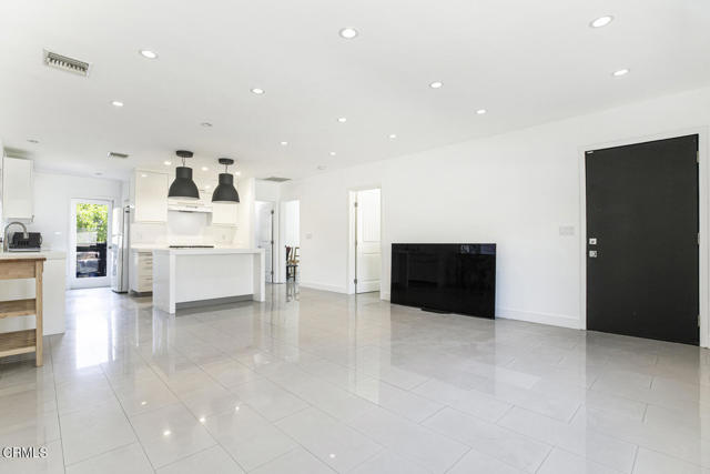 Detail Gallery Image 4 of 30 For 10609 Fernglen Ave, Tujunga,  CA 91042 - 2 Beds | 1 Baths