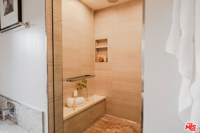 5189 Collett Avenue, Encino CA: https://media.crmls.org/mediaz/7a00f415-9e92-4aab-a112-428ead68fcb4.jpg